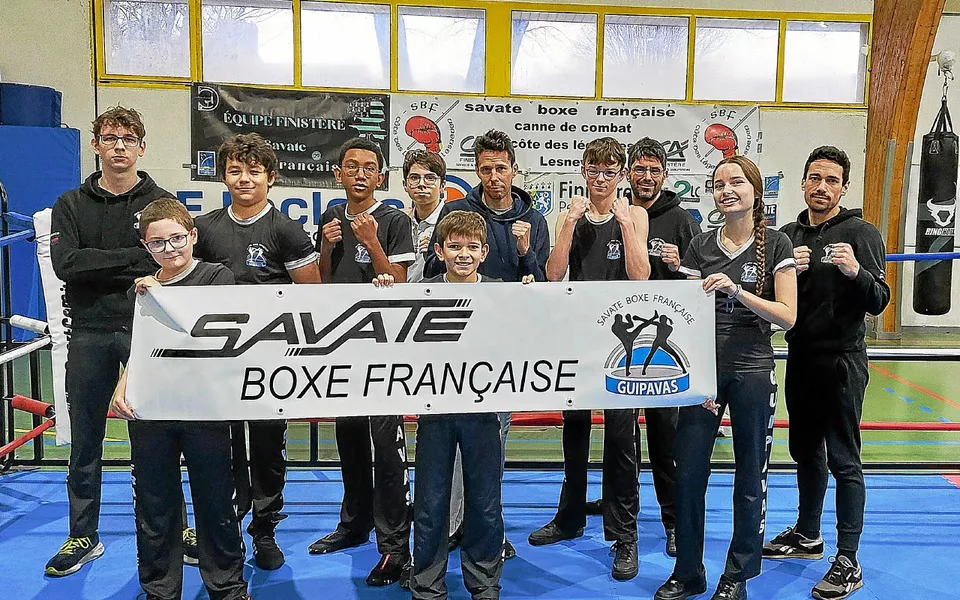 Le groupe de boxeurs et entraineurs de Guipavas au Championnat Jeunes du Finistère 2025.