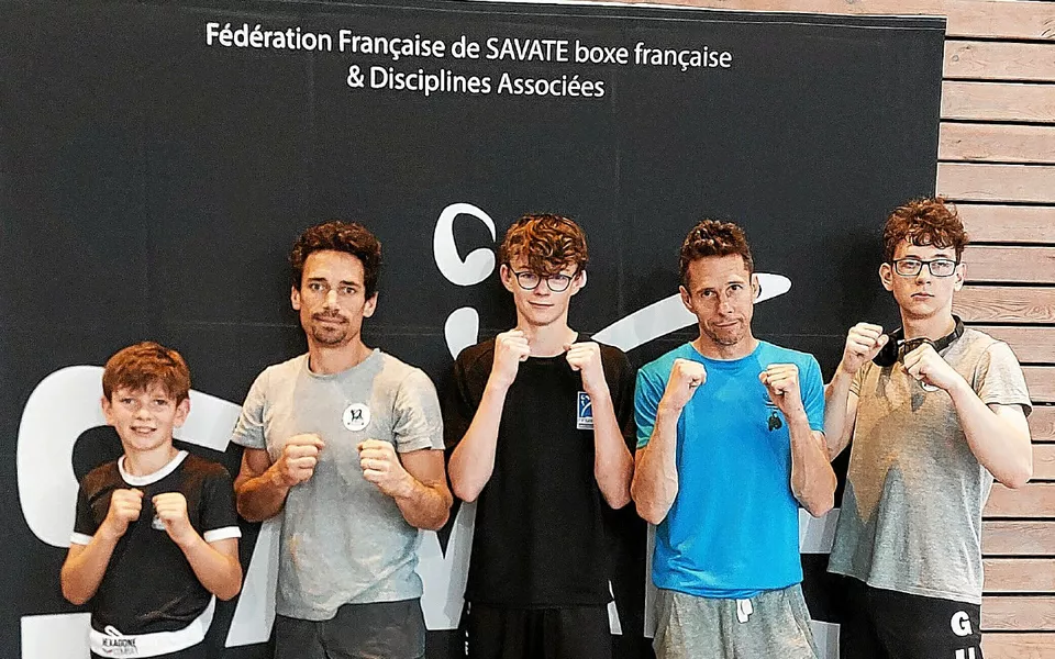 Le groupe de boxeurs et entraineur de Guipavas au Championnat Jeunes du France 2025.