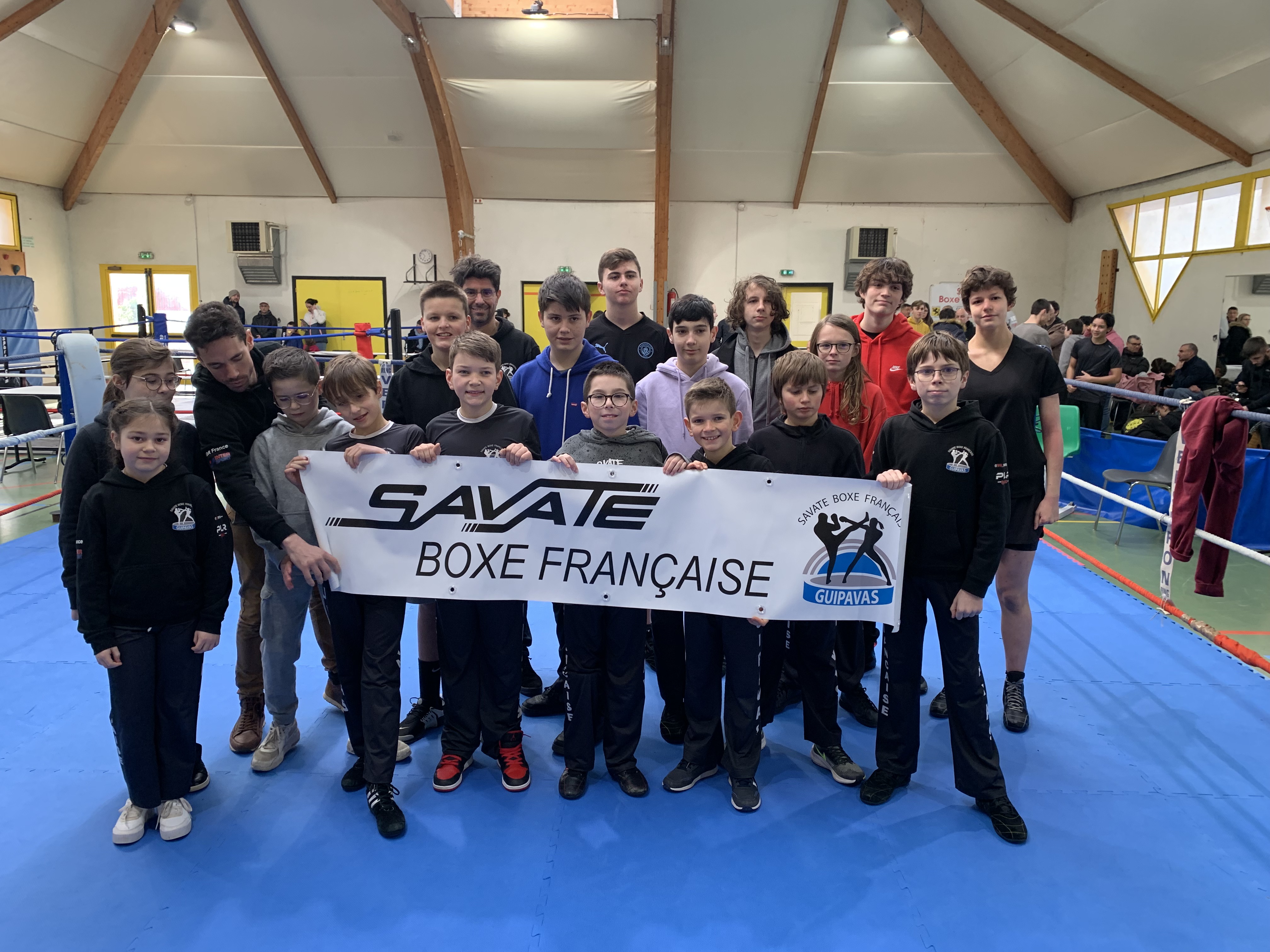 Le groupe de boxeurs et entraineur de Guipavas au championnat jeunes à Lesneven en 2023.