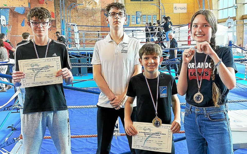 Les jeunes boxeurs et juge arbritres de Guipavas au Championnat Jeunes de Zone 2025.