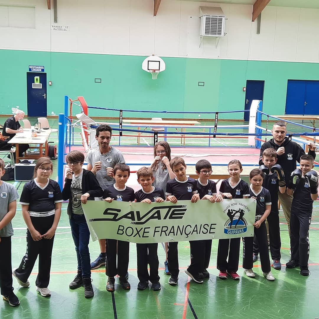 Les jeunes boxeurs et entraineurs de Guipavas au tournoi des milles gants à Morlaix en 2022.