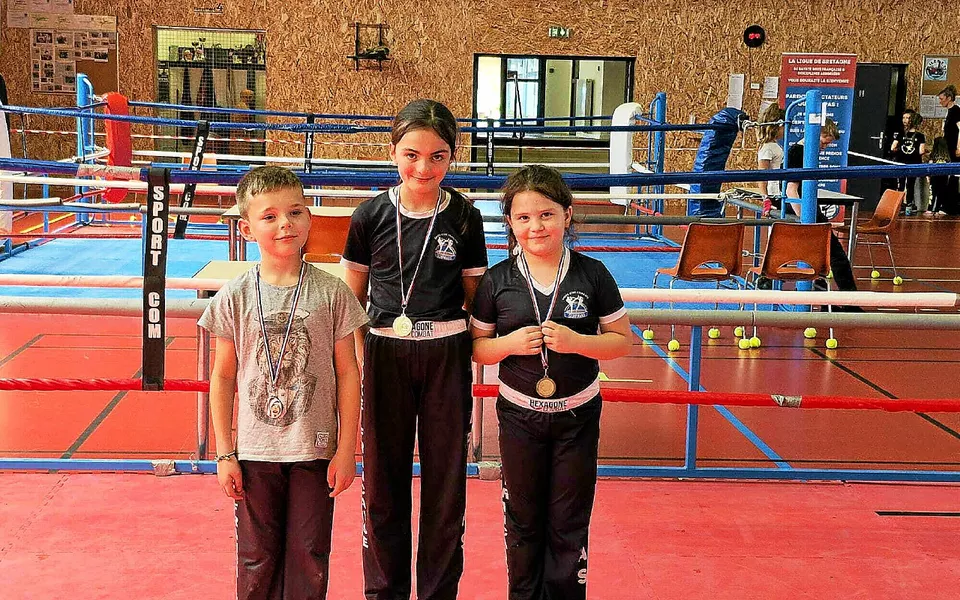 Le groupe de boxeurs de Guipavas au Tournoi des Milles-Gants 2025.